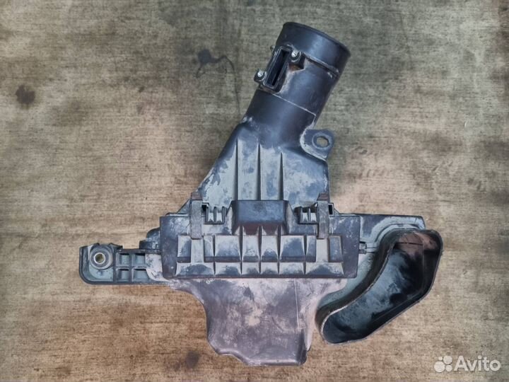 Корпус воздушного фильтра правый Infiniti FX50 S51