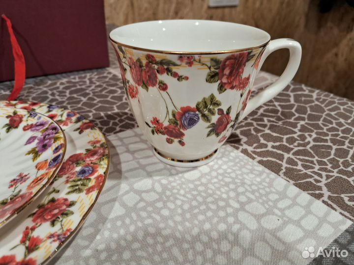 Сервиз - кружка + два блюдца(фарфор)
