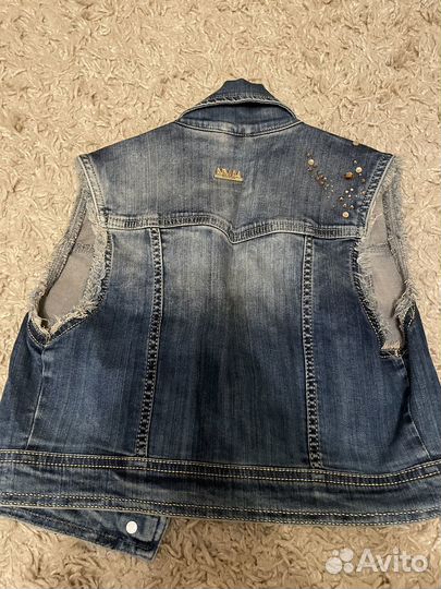Продам джинсовую жилетку