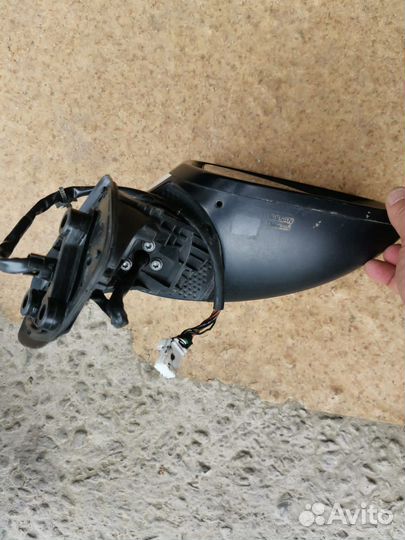 Боковое зеркало