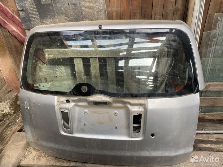 Дверь багажника Toyota Succeed