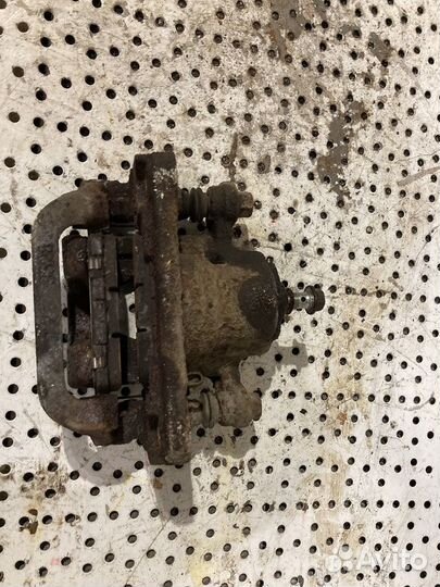 Суппорт задний левый Nissan Juke