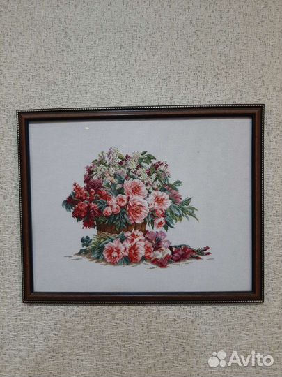 Три картины вышитые крестом в стеклянной раме