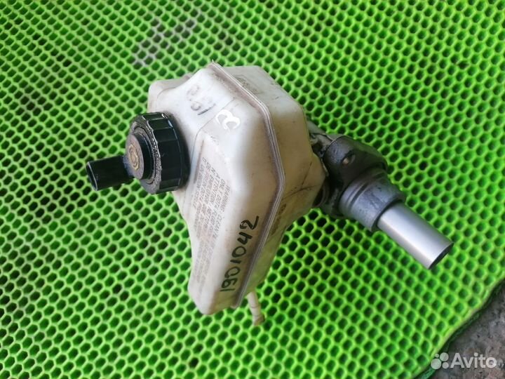 Бачок тормозной цилиндр на VW Passat B7 CC