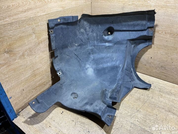 Подкрылок передний левый Mercedes W203 1704232