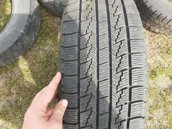 Roadstone Winguard Ice 215/60 R16