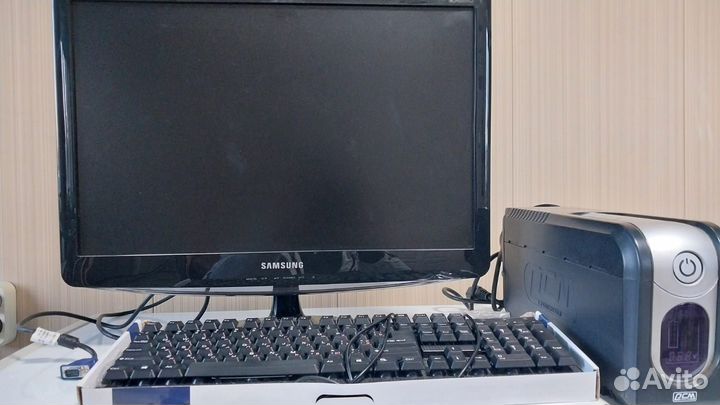 Монитор, бесперебойник, клавиатура