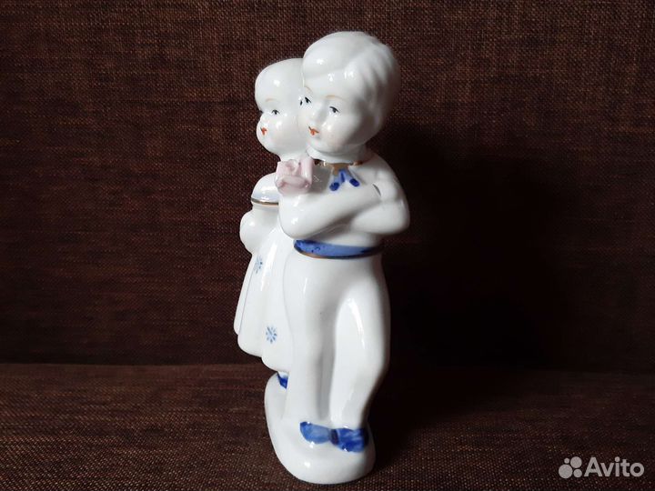 Фарфоровая статуэтка 