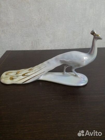 Фарфоровая статуэтка Павлин