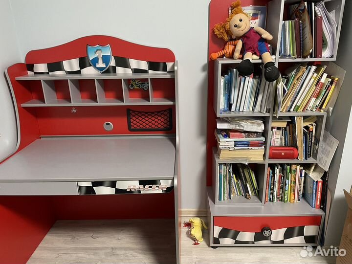 Рабочий стол с полками