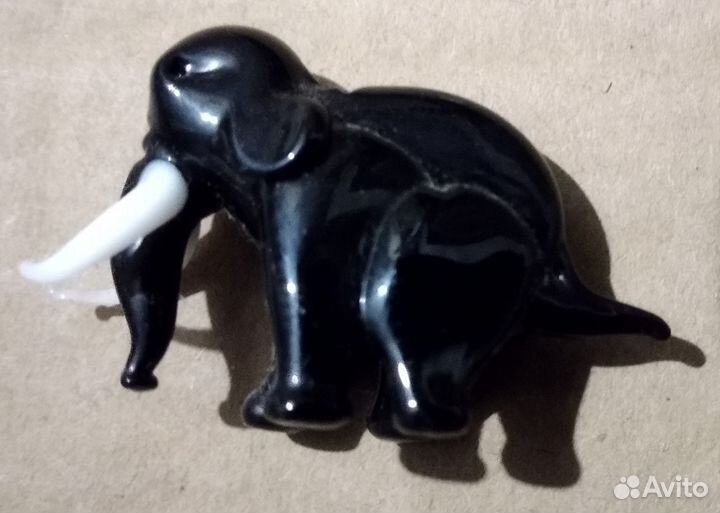 Фигурки из стекла и рога