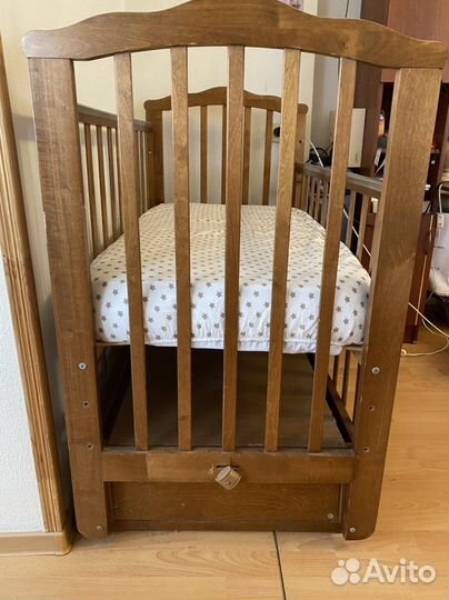 Детская кроватка с маятником