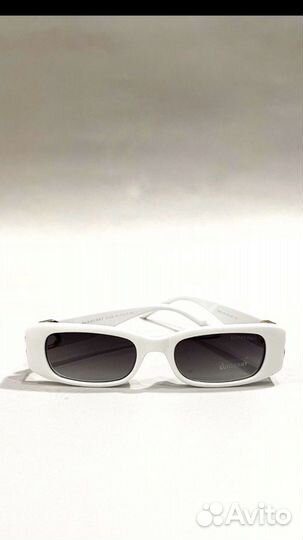 Солнечные очки белые с золотыми буквами burberry