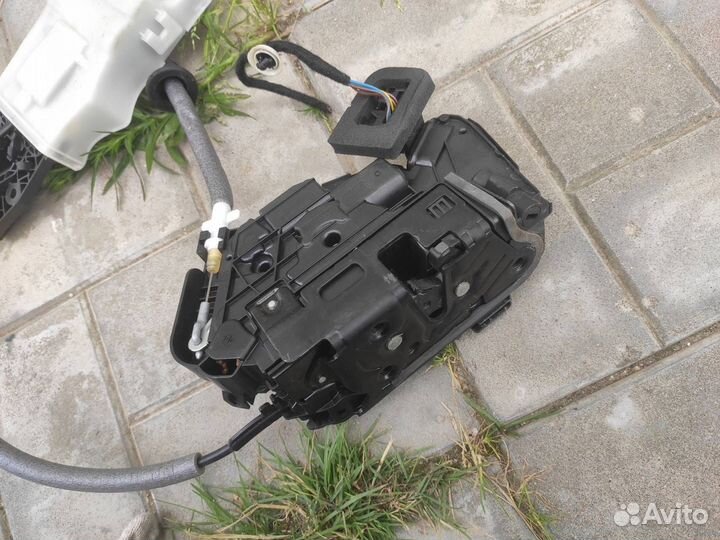 Замок двери передний правый Volkswagen Polo