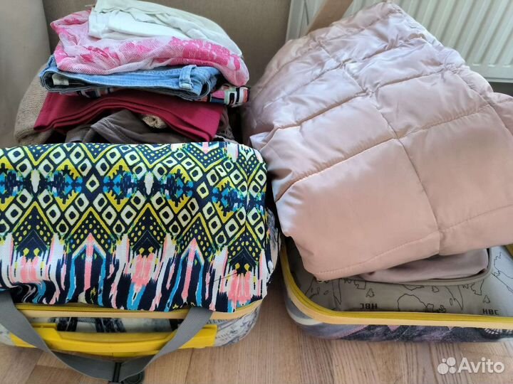 Большой чемодан вещей S