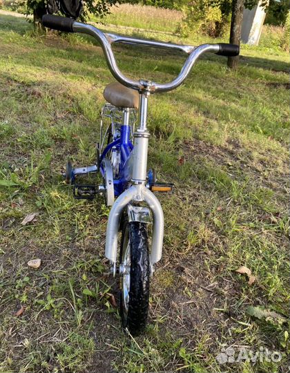 Детский велосипед с дополнительными колесами