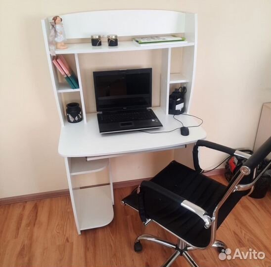 Компьютерный стол белый