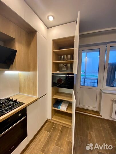 Угловая кухня под потолок на заказ в Новосибирске