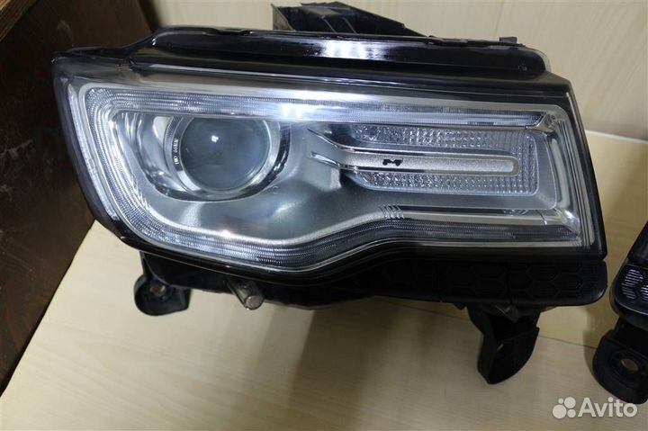 Фара правая в сборе Jeep Grand Cherokee WK2 реста