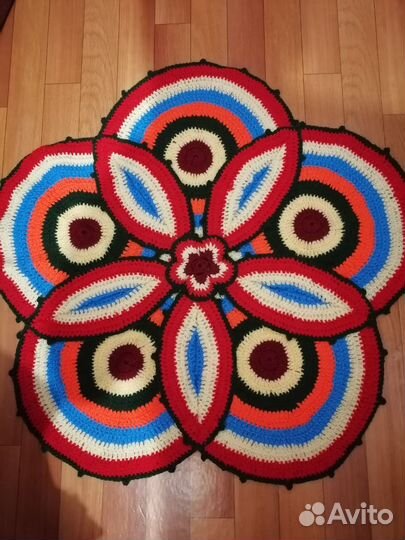 Коврик вязаный ручной работы