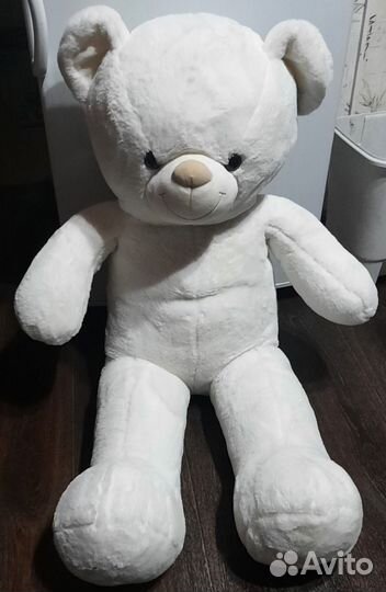 Большой плюшевый медведь