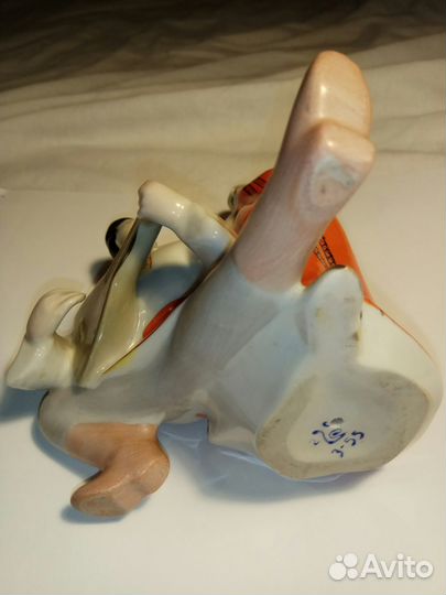 Фарфоровая статуэтка 