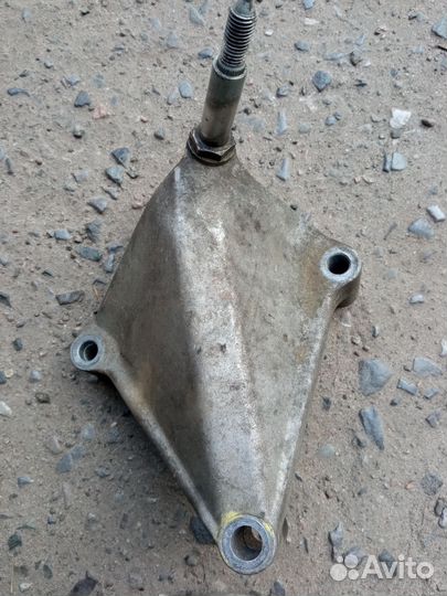 Кронштейн коробки
