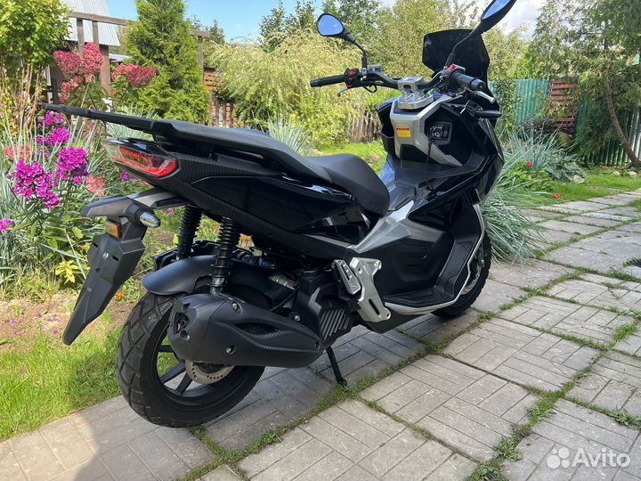 Скутер tracer adv 50