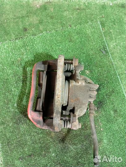 Суппорт тормозной передний правый Mitsubishi Caris