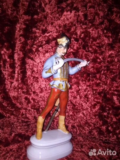 Фарфоровая статуэтка Гусар Херенд