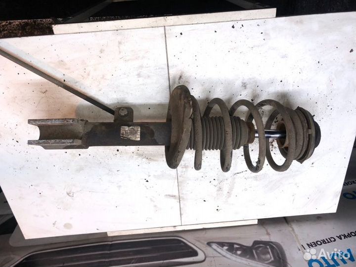 Амортизатор подвески передний правый Peugeot 308 1