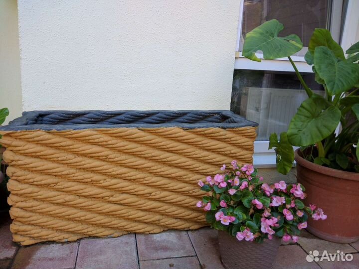 Вазон кашпо из армированного бетона крашенный