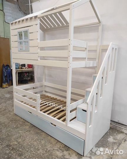 Двухъярусная кровать домик с выкатным спальным