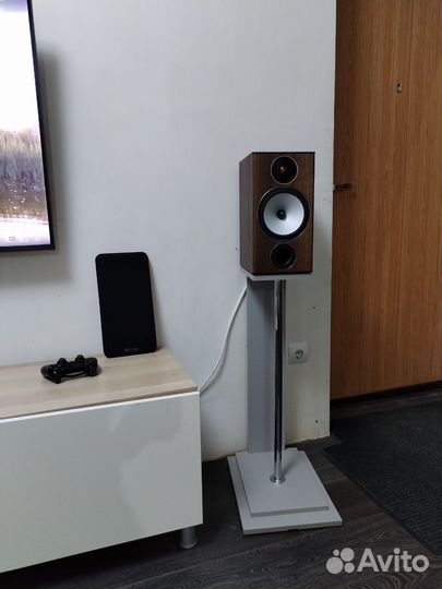 Продаю полочную акустику monitor audio bx2