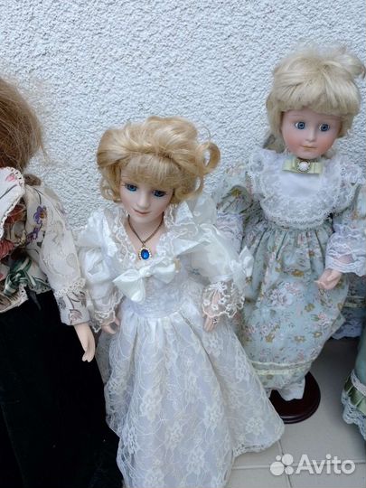 Кукла фарфоровая