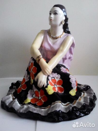Фарфоровая статуэтка 