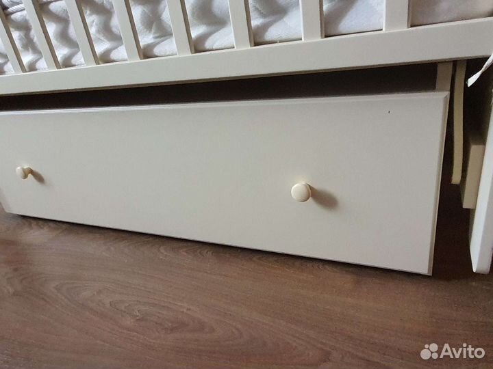 Детская кроватка с маятником