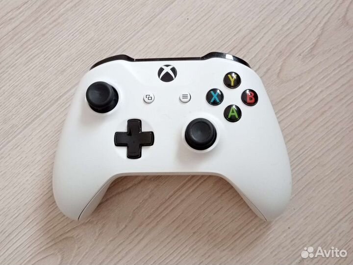 Xbox One s 1tb с дисководом двумя джойстиками