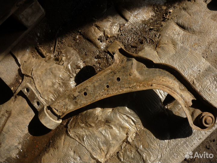 Рычаг передний левый Nissan almera n16