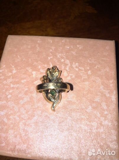 Золотое кольцо с бриллиантами и изумрудами