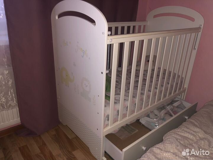 Детская кроватка с маятником и ящиком