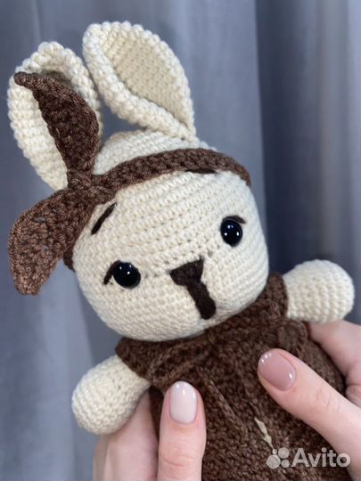 Вязанная игрушка кролик