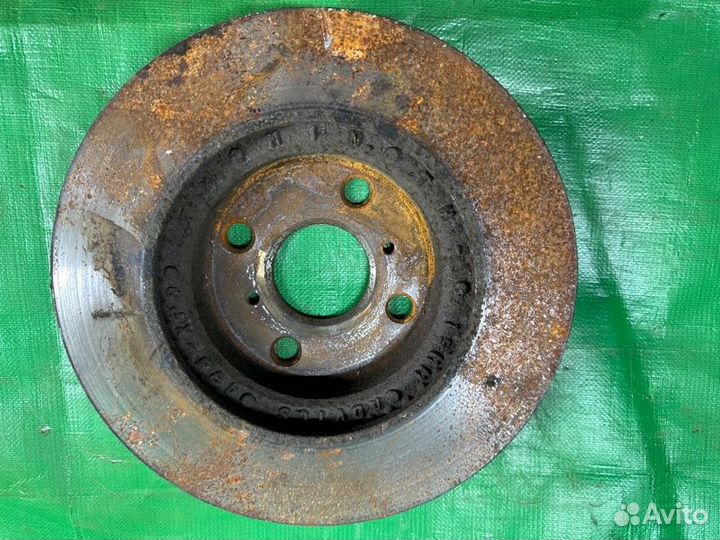 Тормозной диск передний левый Toyota Vitz NHP130