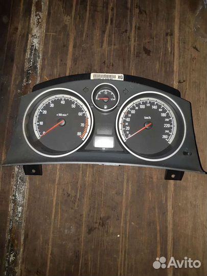 Opel Astra H панель приборов