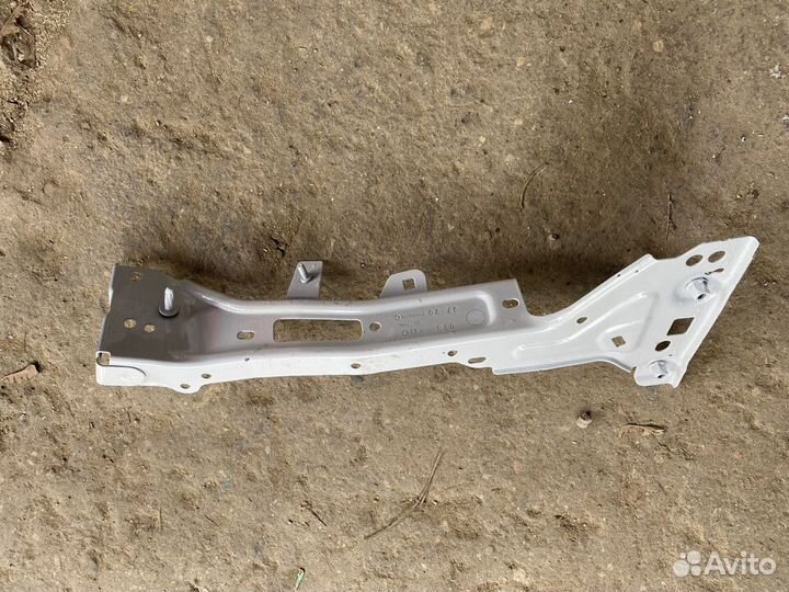 Кронштейн крыла передний Audi A4 5 B9