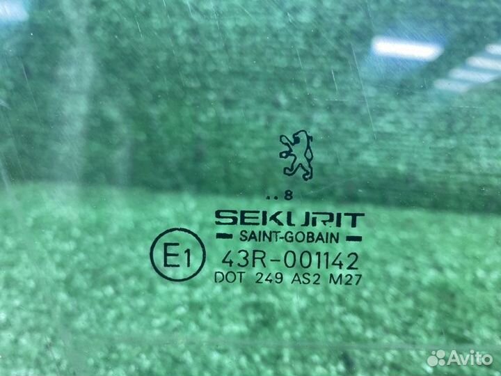 Стекло двери переднее правое Peugeot 306