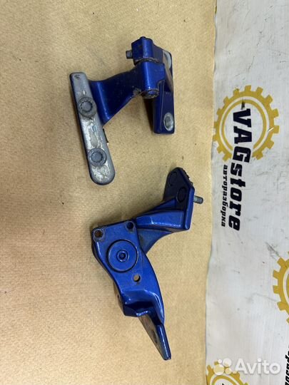 Петля двери левая Volkswagen New Beetle 2002