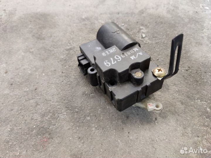 Моторчик заслонки отопителя Mitsubishi Carisma