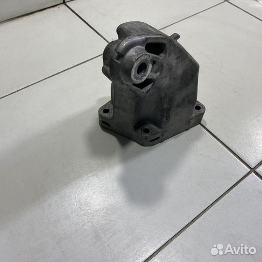 Кронштейн двигателя правый Mercedes-Benz E-Class W