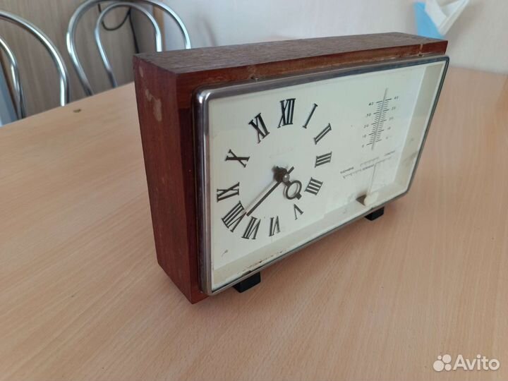 Часы с барометром